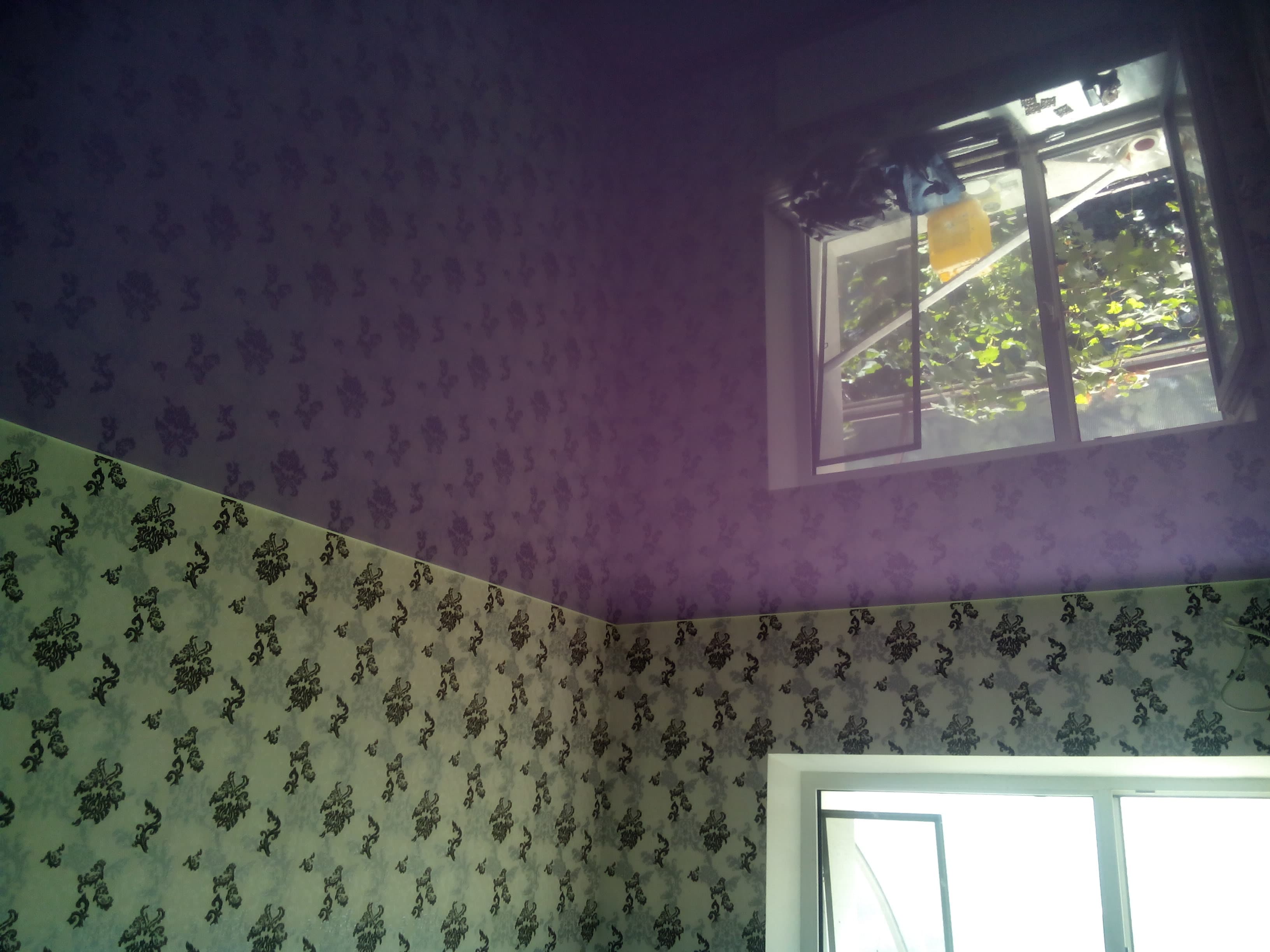 Фиолетовый натяжной потолок в спальне 225 лак